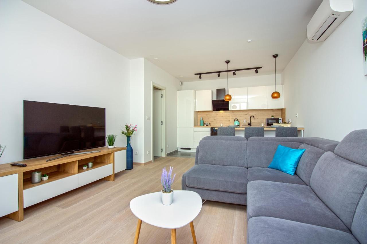 Sky Di Mare - Free Private Garage Apartment Split Exterior photo